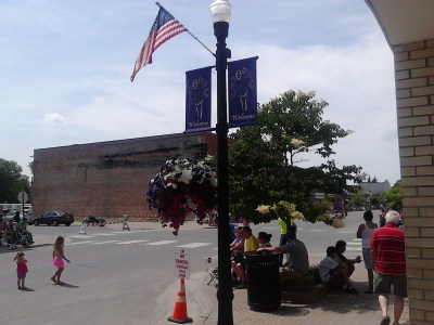 i day parade street lamp