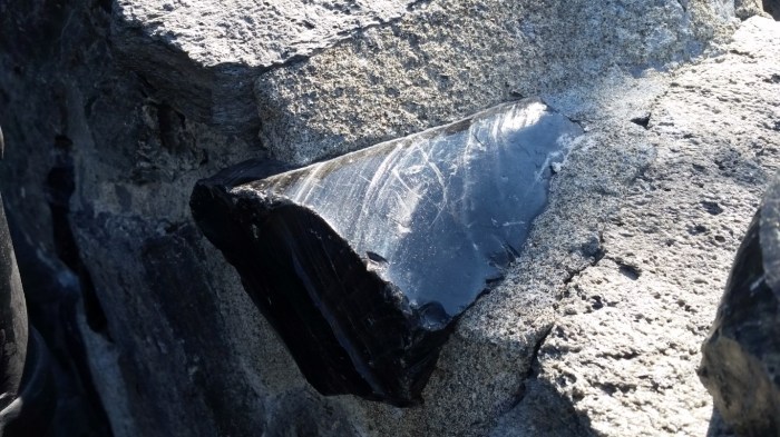 a obsidian rock (Medium)