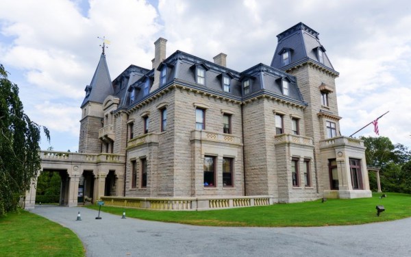 Chateau-sur-Mer-first-of-the-Gilded-Age-Mansions-on-Bellevue-Avenue-in-Newport-Rhode-Island-©-Demerzel21-Dreamstime-50460959-e1428695262526