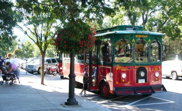 3-downtown-cooperstown-trolley